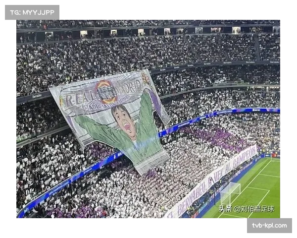 镜头捕捉：雷恩球迷在北看台展示巨幅TIFO致敬球队传奇